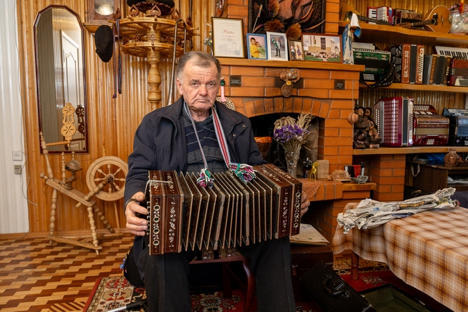 Instrumentai: S. Rumba apgailestavo, kad armonikai lieka vis mažiau laiko.