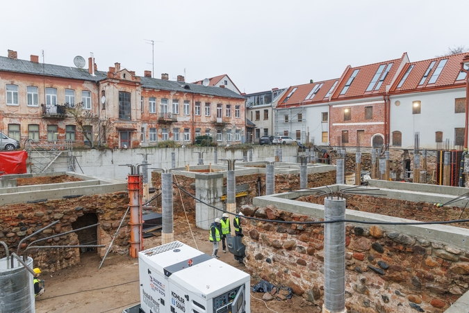 Statybos: istorinėje Kauno vietoje jau pluša statybininkai.