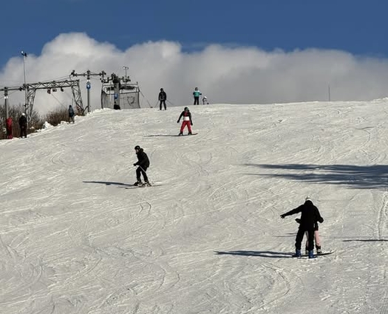 Startas: savaitgalį pradėjo veikti Utrių slidinėjimo trasa, vien per sekmadienį joje pramogavo tūkstantis žmonių.