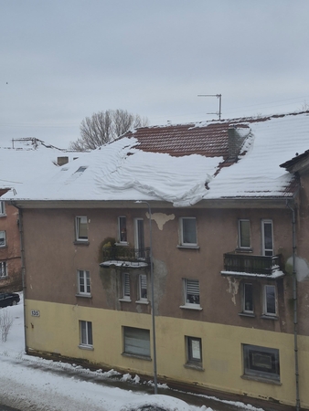 Įgyvendino: Minijos gatvėje sniego sluoksnis ant namo stogo vos laikėsi, jį pašalino rangovai.