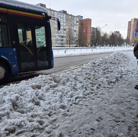 Nemalonu: žmonėms, norintiems įlipti ir išlipti iš autobusų, tenka bristi ir per sniego sankaupas.