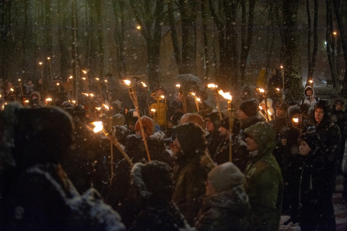 Simbolis: jaunimo eisena su deglais tapo klaipėdietiška tradicija.