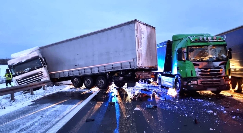 Sezonas: Lenkijoje policijos ir KTI pareigūnai aktyviai tikrina sunkiasvorio transporto tinkamumą važiuoti sudėtingomis žiemos sąlygomis.
