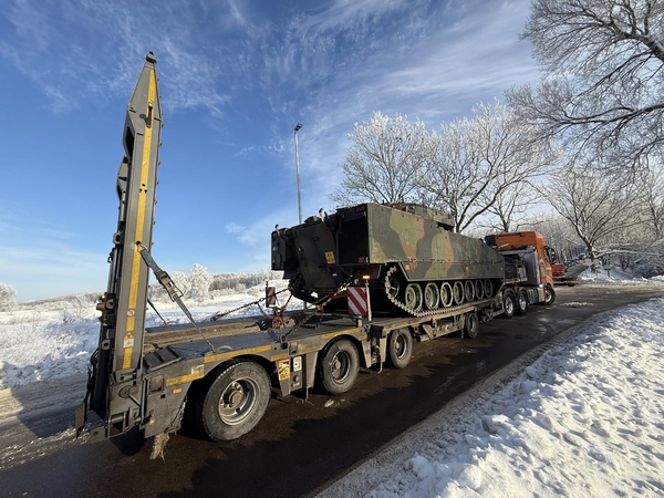 Manevrai: karinį šarvuotį iš uosto į Ruklą gabenęs vilkikas įstrigo pusnyse prie Gargždų.
