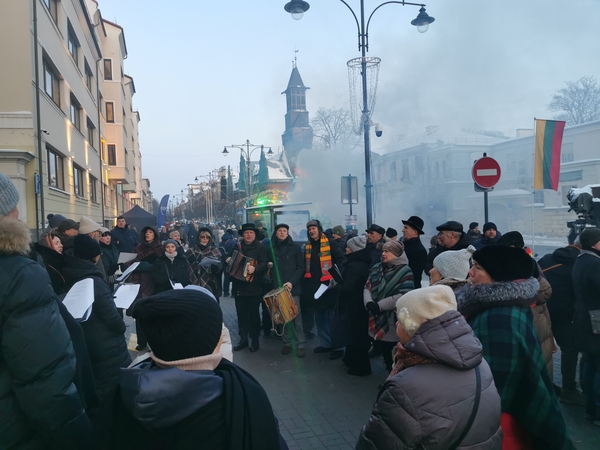 Simbolis: atminimo laužai tapo susitelkimo vieta – žmonės šildėsi, dainavo ir kartu minėjo Sausio 13-ąją.