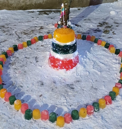 Veiksmas: Gedimino bokštas papuoštas Lietuvos trispalve ir šviečiančia girlianda.