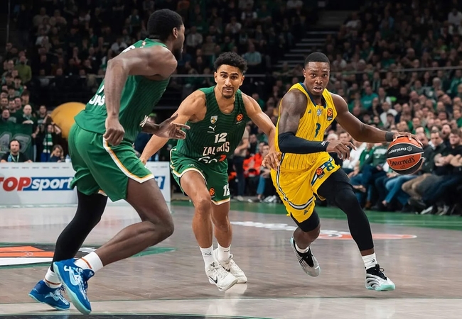 Grėsmė: L. Walkeris (dešinėje) per rungtynes Kaune pataikė 5 tritaškius iš 11-os.