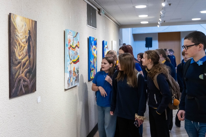 Ekspozicija: Vyriausybės rūmuose atidaryta šalies moksleivių paroda, skirta Sausio 13-osios įvykiams prisiminti, tarp piešinių ir Klaipėdos E. Balsio menų gimnazijos moksleivių U. Morkūnaitės, A. Savickaitės ir G. Frejerytės darbai.