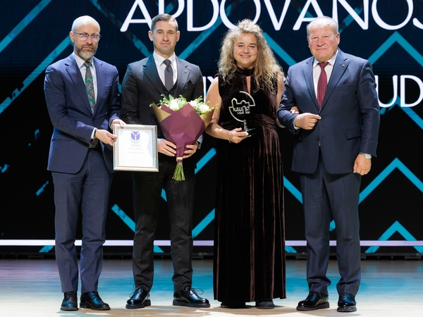 Indėlis: „Freda II“ vadovei apdovanojimą įteikė (iš dešinės) Kauno rajono meras V. Makūnas, administracijos direktorius M. Rikteris ir Lietuvos verslo konfederacijos prezidentas Andrius Romanovskis.