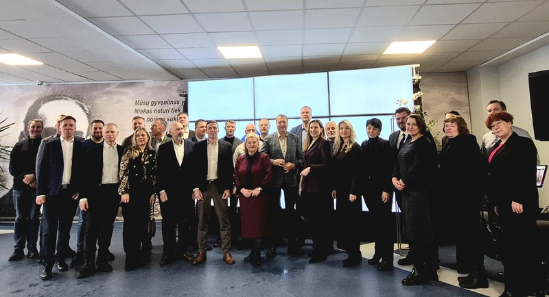 Šventė: prie naujųjų klasių įrengimo prisidėjo aštuonios bendrovės, daugelio jų atstovai dalyvavo ir šventiniame renginyje.
