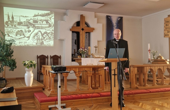 Autoritetas: kunigas D. Petkūnas apie Šv. Jono bažnyčią surinko gausybę medžiagos, kuri nuguls į netrukus pasirodysiančią knygą.