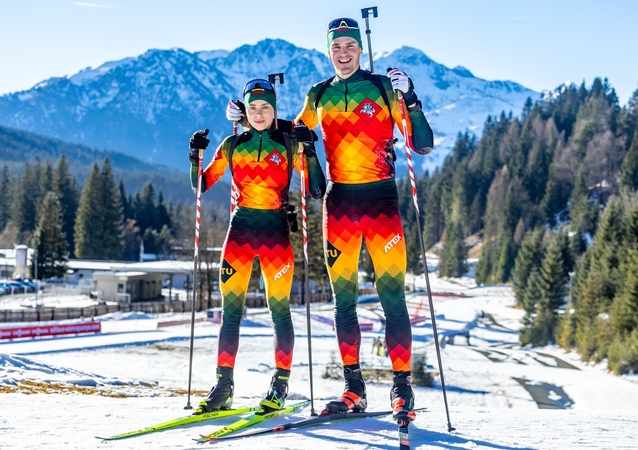 Spalvos: biatlonininkai per varžybas vilkės dizainerio A. Pogrebnojaus sukurtą aprangą.