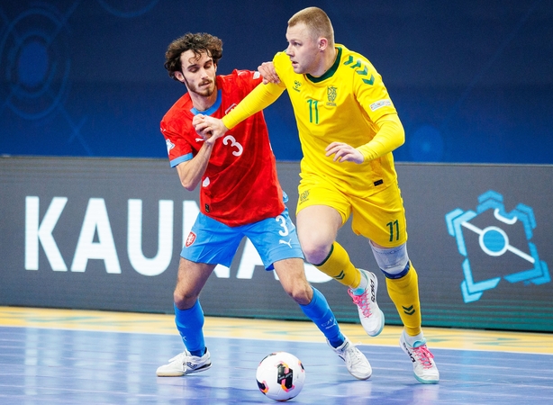 Sėkmė: E. Baranauskas (dešinėje) pelnė pirmą Lietuvos rinktinės įvartį Europos čempionato finalo turnyre.