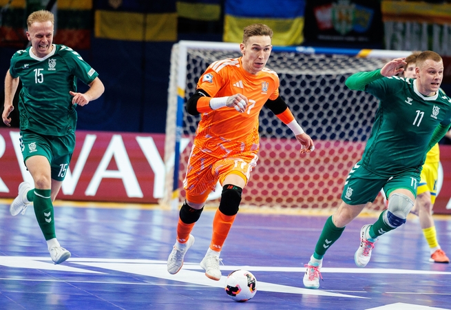 Pajėgos: atakose prieš lietuvius aktyviai dalyvaudavo ir Ukrainos rinktinės vartininkas O. Suchovas (su kamuoliu).