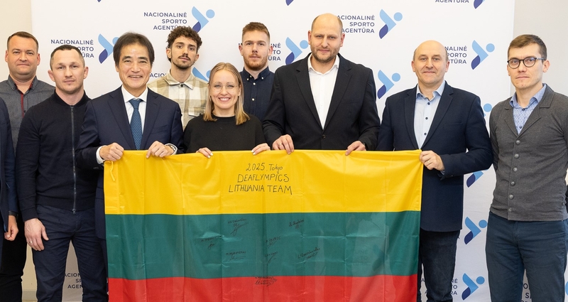 Susitikimas: deflimpiados prizininkus, jų trenerius pasveikinusiam Japonijos ambasadoriui S. Shinsuke (trečias iš kairės) LKSK prezidentas E. Kriūnas (trečias iš dešinės) įteikė Lietuvos trispalvę su mūsų atletų parašais.
