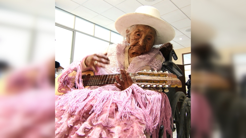 Ilgaamžė: Bolivijos gyventoja Julia Flores Colque arba „Mama Julia“ groja čaranga – Andų styginiu instrumentu – švęsdama savo 118-ąjį gimtadienį Sakabos mieste, Bolivijoje, 2018 m. spalio 26 d.