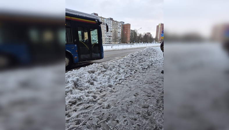 Nemalonu: žmonėms, norintiems įlipti ir išlipti iš autobusų, tenka bristi ir per sniego sankaupas.