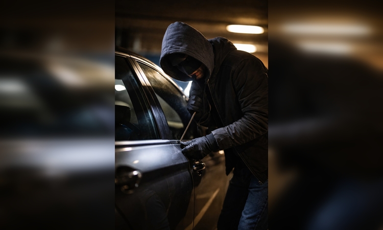 Nemalonumai: ilgapirščiai kartais veržiasi ir į mažiau apsaugotus automobilius.