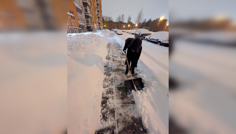 Darbas: sniego kasimas nuo pėsčiųjų takų, gatvės pareikalavo nemažai jėgų.