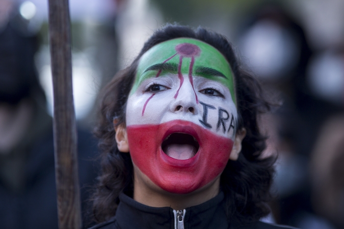 Pikti Irano turgaus prekeiviai, senovę šlovinantis jaunimas ir pagalba, kuri neateina
