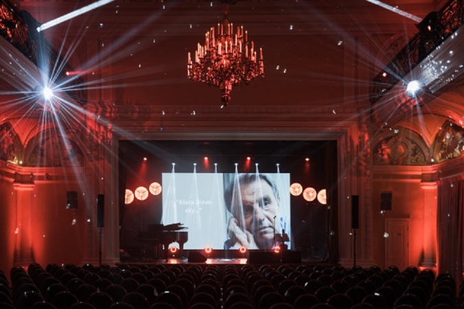 Širdžių poeto Justino Marcinkevičiaus kūrybos vakaras keliauja į Kauną: laukiama išskirtinio žiūrovų antplūdžio