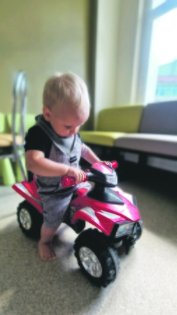 Kitaip: Rokui pradėjus taikyti įprastą hemofilijos B gydymą, išsivystė ūmi alerginė, net anafilaksinė (gyvybei pavojinga) reakcija – teko ieškoti kitokio gydymo. Netrukus jam buvo pritaikytas inovatyvus gydymas poodinėmis injekcijomis.