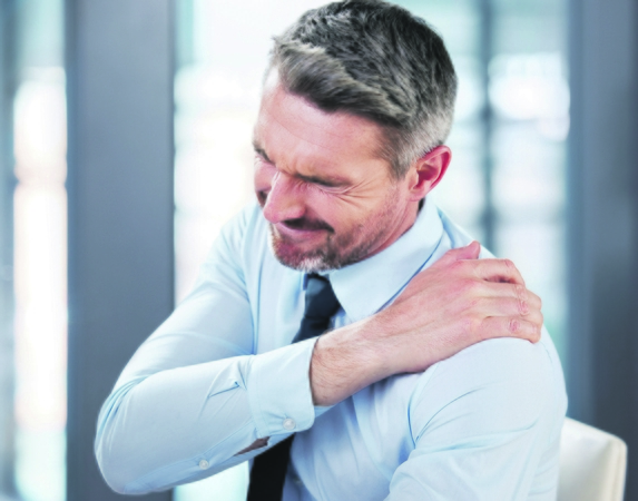 Signalas: maudimas tarp menčių – paprastai ženklas, kad viršutinė nugaros dalis kompensuoja netaisyklingą galvos ir pečių padėtį, ilgainiui tai gali peraugti į tarpslankstelines išvaržas ar lėtinius skausmus.