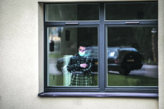 Aplinkybės: didžiausią riziką susirgti tuberkulioze turi žmonės, kurių imuninis atsakas silpnas, riziką didina mitybos nepakankamumas.