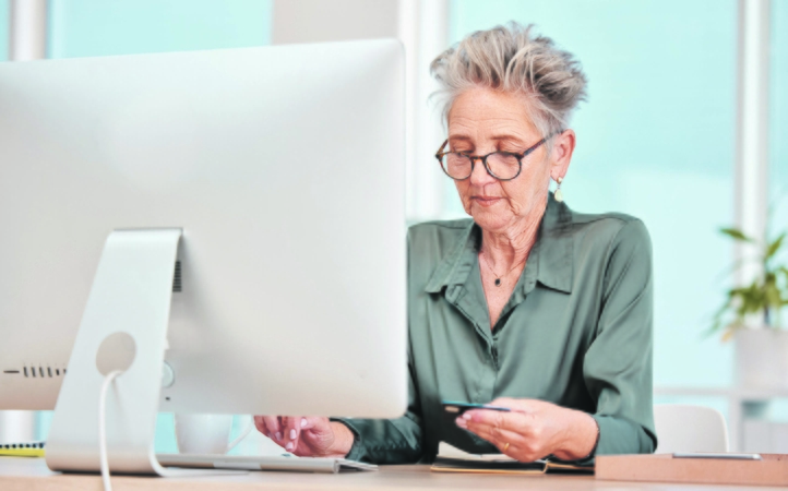 Skirtumai: nedirbantis pensijos gavėjas, nevykdantis jokios papildomos veiklos, yra apdraustas PSD valstybės lėšomis, o pensijos gavėjas, kuris dirba pagal verslo liudijimą, PSD įmokas turi mokėti pats, kaip vykdantis veiklą.