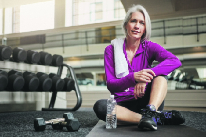 Naudinga: sulaukus menopauzės, vien pasivaikščiojimų gamtoje nepakanka – raumenų masei ir kaulų stiprumui palaikyti būtinos jėgos treniruotės.