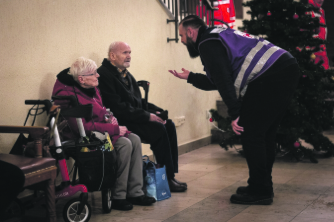 Sprendimas: neturintys artimųjų, pas kuriuos galėtų šilumoje ir šviesoje praleisti dienas, berlyniečiai užuovėją galėjo rasti laikino prieglobsčio namais paverstose sporto salėse.