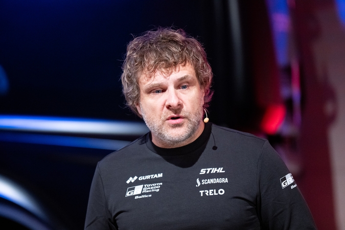 Vanago byloje liudijo buvęs darbuotojas: dvi darbo sutartys ir grynieji už viršvalandžius