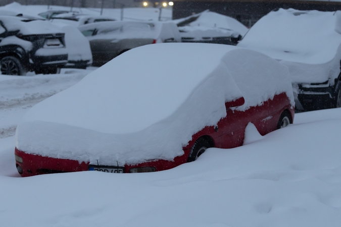 Nevalote apsnigto automobilio? Gresia ne tik bauda