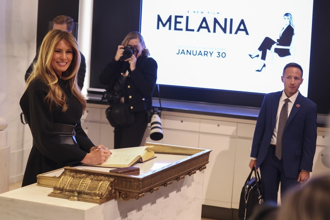 Trumpas su žmona dalyvavo milijonus dolerių kainavusio dokumentinio filmo „Melanija“ premjeroje