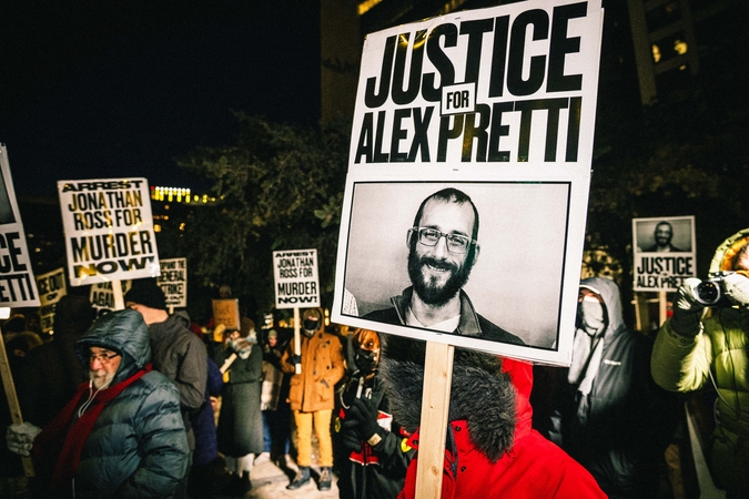 Tyrimas: per Alexo Pretti nužudymą du pareigūnai panaudojo ginklus
