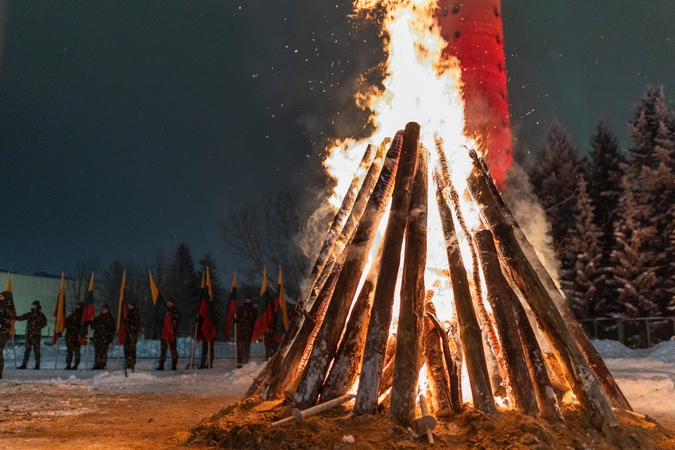 Prie Televizijos bokšto uždegtas laužas, per šimtą žmonių pagerbė Sausio 13-osios aukas 