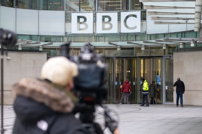 Su Donaldo Trumpo ieškiniu kovosiantis BBC paskyrė laikinąjį vadovą