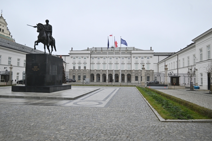 Nuo Naujųjų reguliariai keičiama Lenkijos prezidentūros vėliava bus dovanojama vietos bendruomenėms