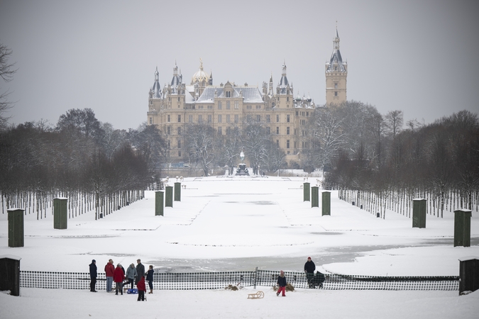 Europą užklupę šalti orai atnešė sumaištį keliautojams