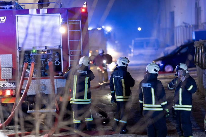 Liepsnojusiame sostinės angare ugniagesiai darbo dar turi: dėl eksploatavimo – mįslė