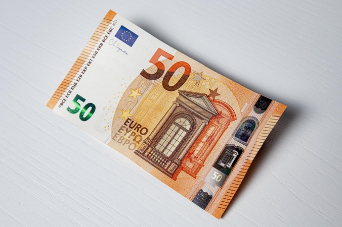 Dvejuose šalies miestuose rasta padirbtų eurų banknotų