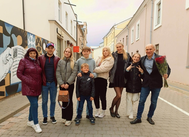 Drauge: nuo Modesto į kairę – didžiulė šeima, į kurią įskaičiuotas ir vyriausios dukros Liucijos draugas, ir žmonos Jurgitos mama. 