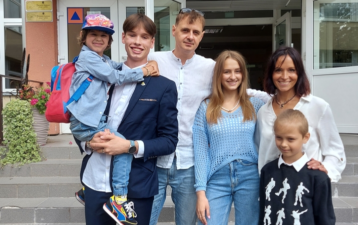 Drauge: šeima išleidžia vyriausiąjį Patriką į sudėtingą, bet įdomią gyvenimo kelionę – mokykla jau baigta.