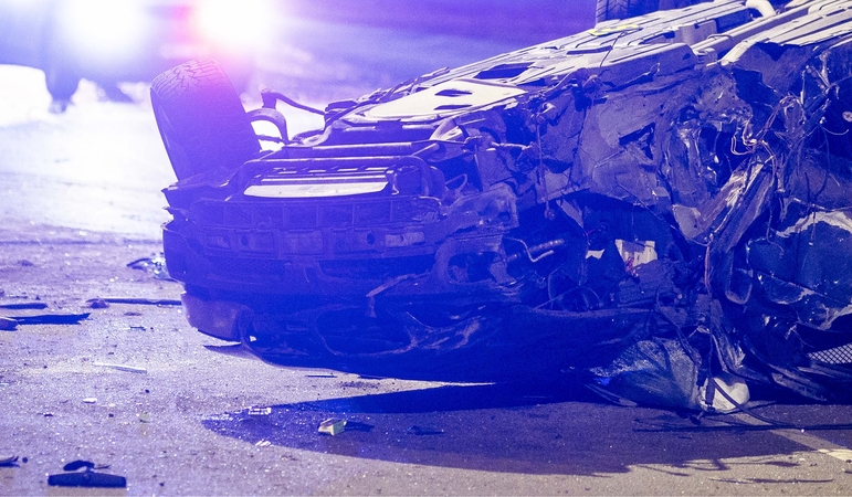 Nuo kelio nuvažiavo ir keliskart vertėsi automobilis: vairuotojas perduotas medikams
