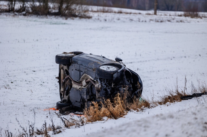 Marijampolės savivaldybėje apsivertė automobilis: viduje įstrigo trys neblaivūs žmonės