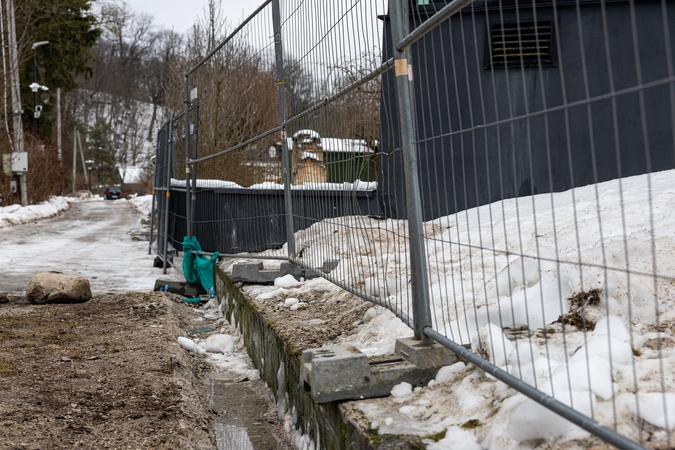 Nesulaukus Statybos inspekcijos vizito, griaunama prezidento namą juosianti tvora