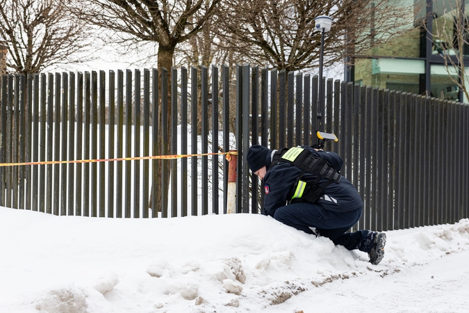 Statybos inspektoriai atvyko prie Gitano Nausėdos namų atlikti patikrinimo dėl tvoros
