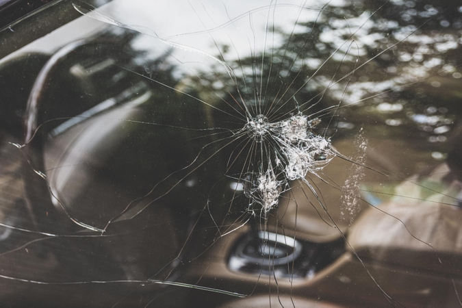 Nemaloni staigmena vairuotojui: išdaužė automobilio langą ir įmetė fejerverką