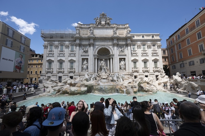 Įsigalioja mokestis turistams, norintiems apžiūrėti Trevi fontaną Romoje