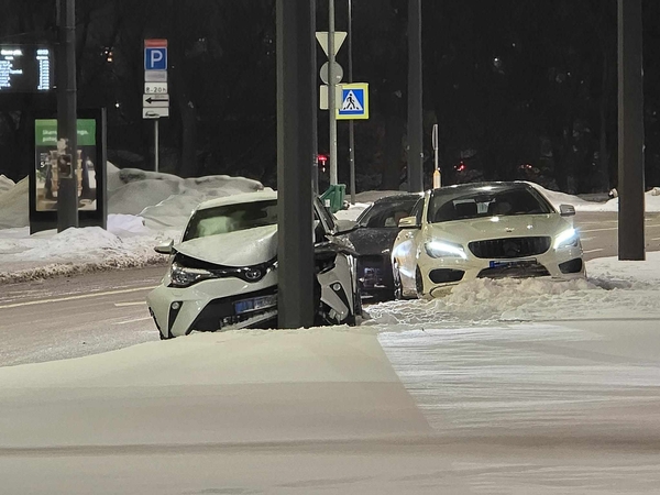 Pilies žiede susidūrė trys automobiliai
